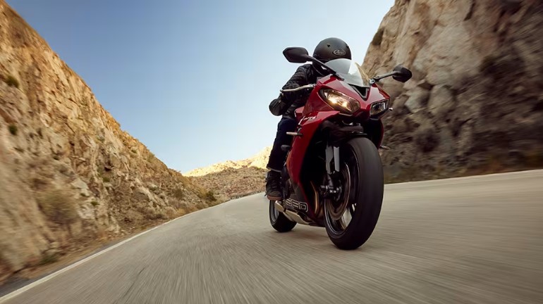 2025 Triumph Daytona: High-Performance Sportbike with Precision Engineering and Thrilling Speed